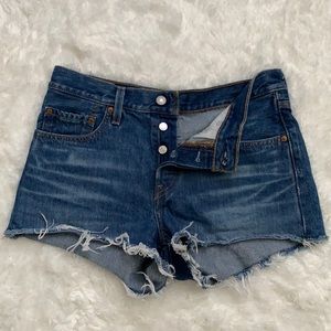 Women’s Levi 501 shorts size 27. Denim crop 3 button shorts.